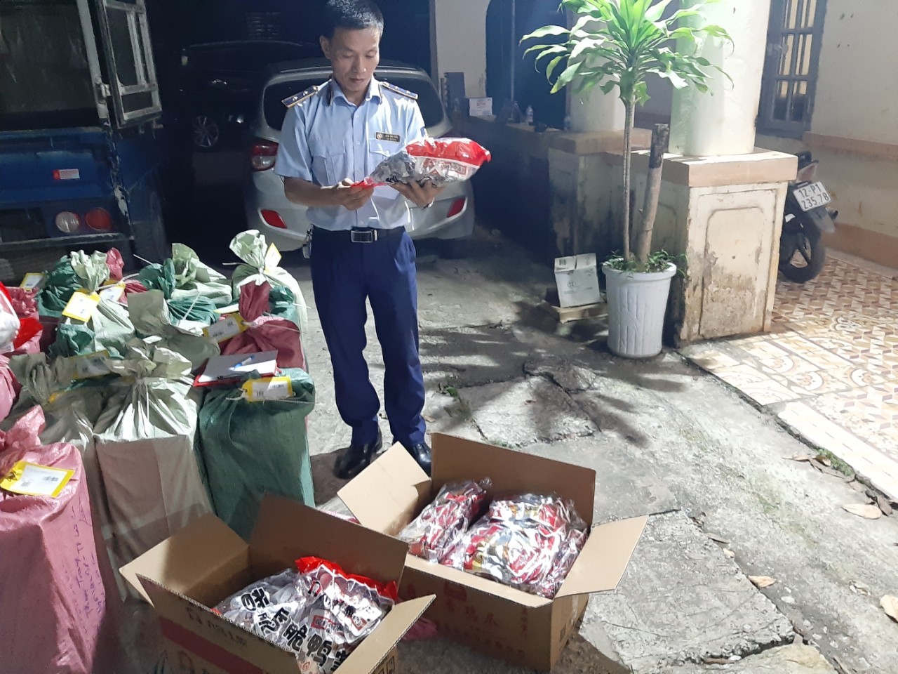 Lạng Sơn: Tiêu hủy gần 6.000 túi thực phẩm không rõ nguồn gốc